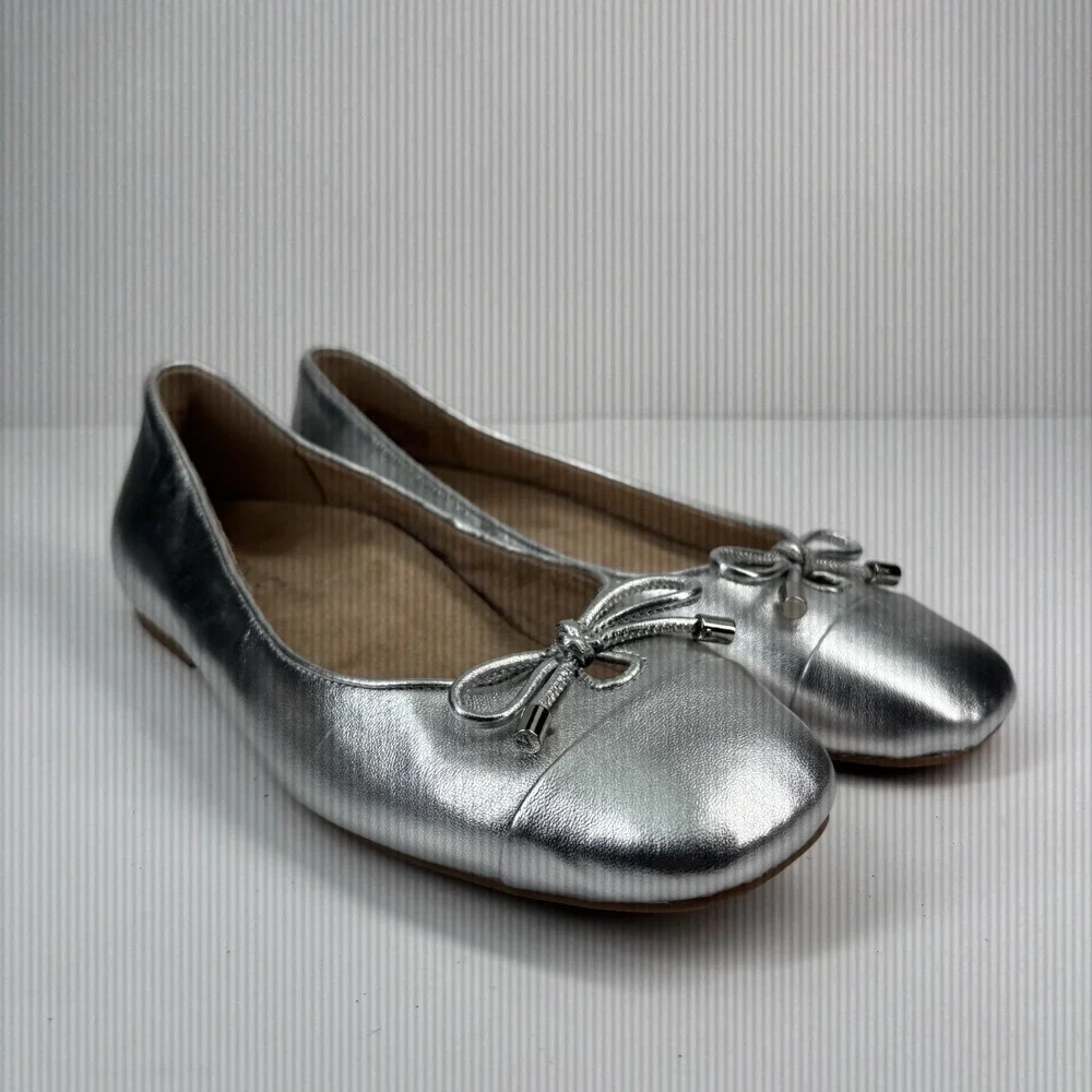 Vionic Silver Flats with Bow Detail 8.5 wide - Picture 13 of 16